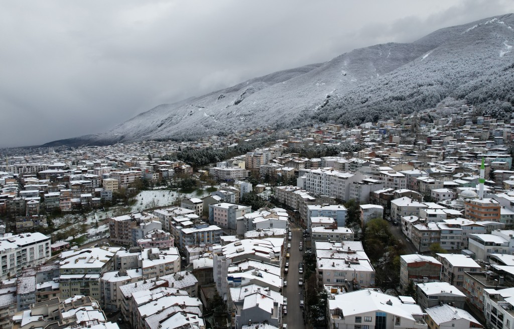 Bursa'da şehir merkezinde kar heyecanı