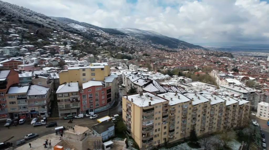 Bursa'da şehir merkezinde kar heyecanı
