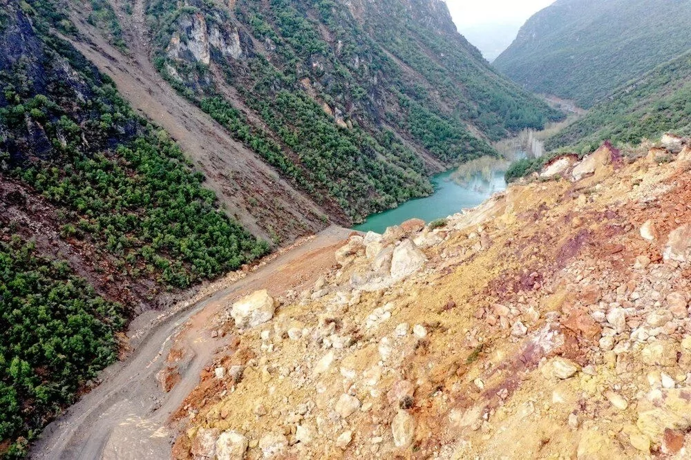 Depremin ardından kaydedilen heyelan doğal gölet oluşturdu