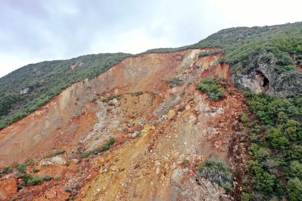 Depremin ardından kaydedilen heyelan doğal gölet oluşturdu