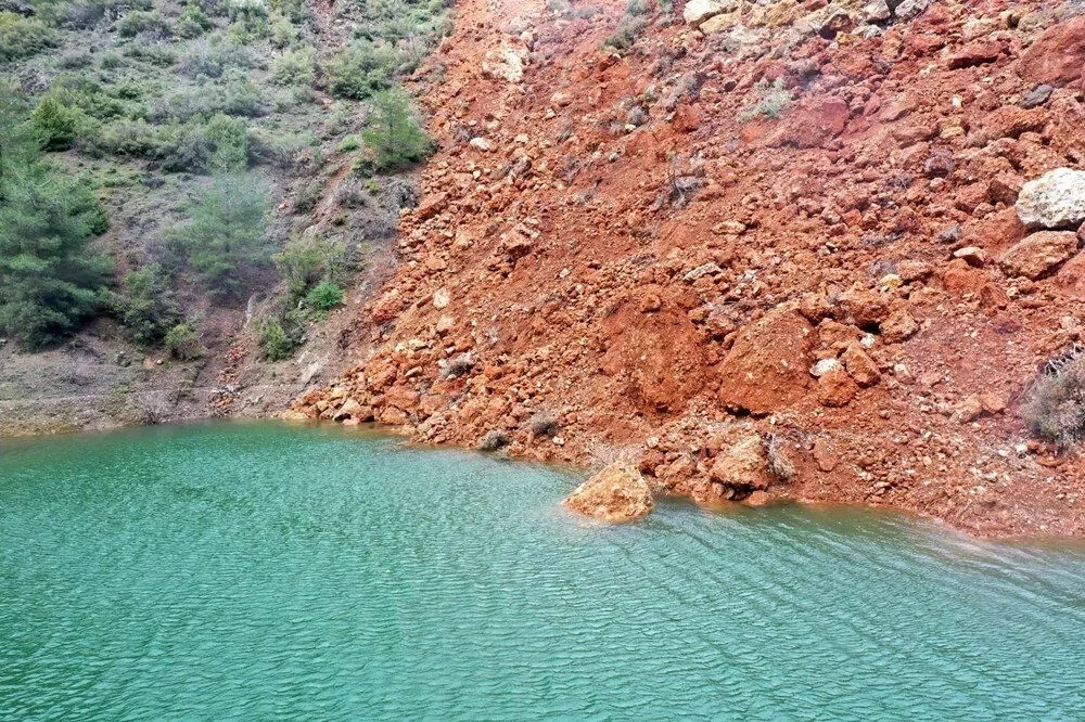 Depremin ardından kaydedilen heyelan doğal gölet oluşturdu