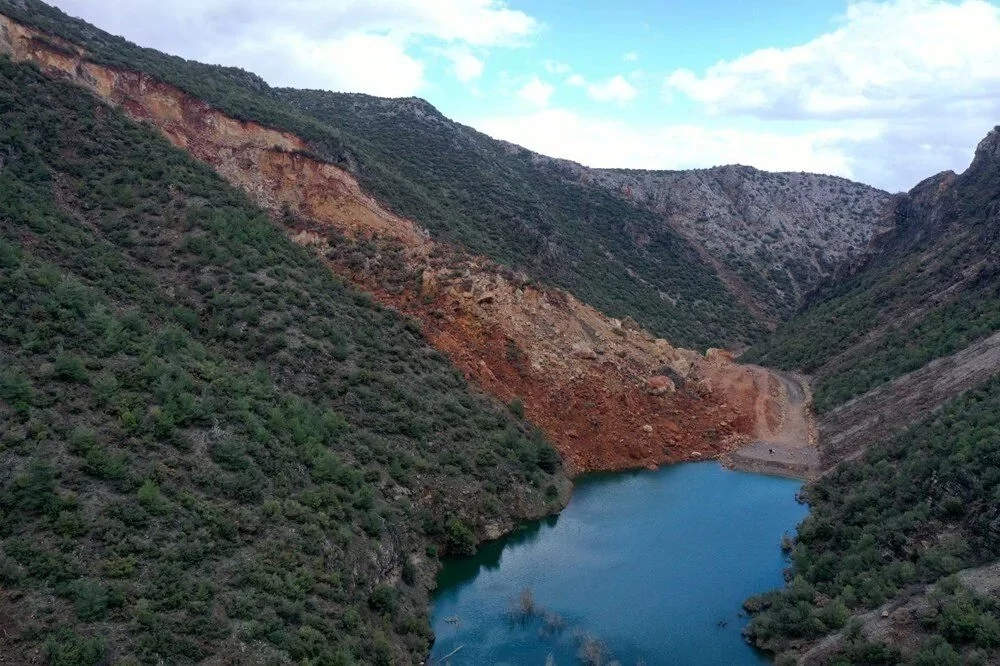 Depremin ardından kaydedilen heyelan doğal gölet oluşturdu
