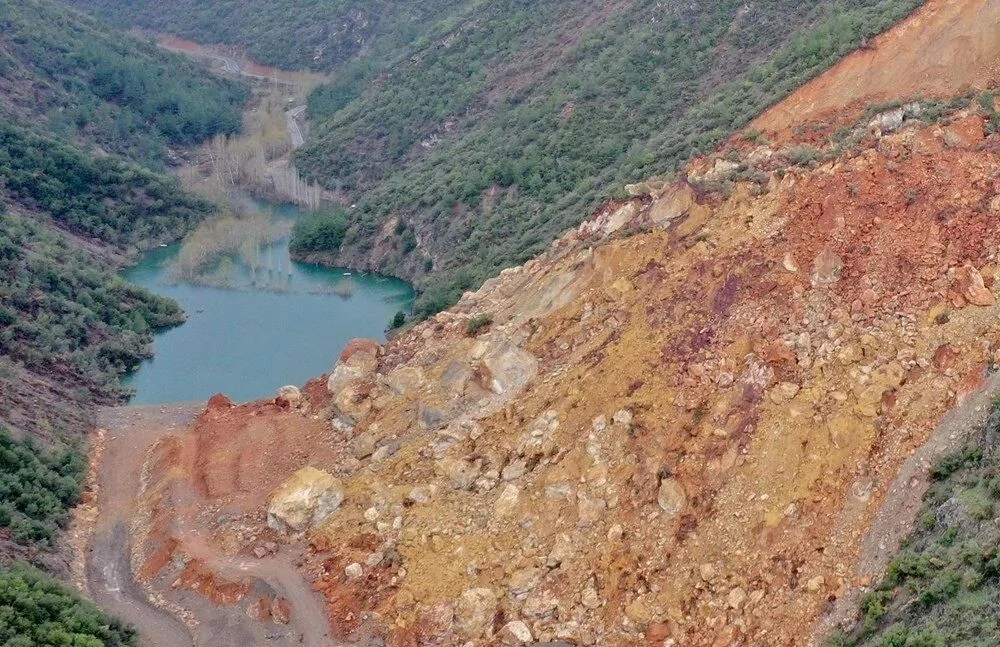 Depremin ardından kaydedilen heyelan doğal gölet oluşturdu