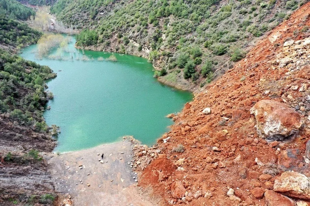 Depremin ardından kaydedilen heyelan doğal gölet oluşturdu