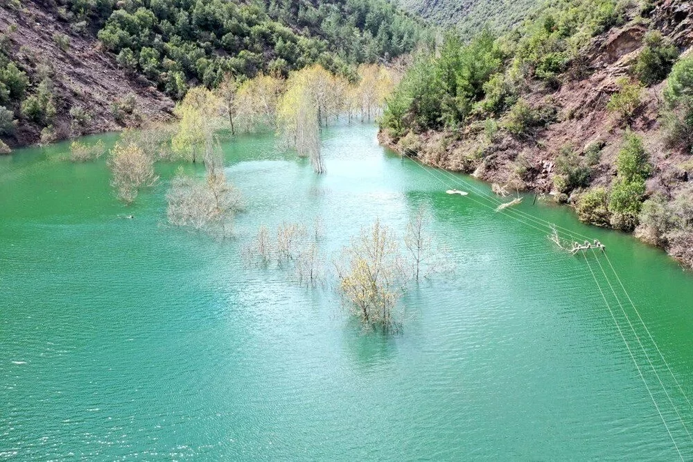 Depremin ardından kaydedilen heyelan doğal gölet oluşturdu