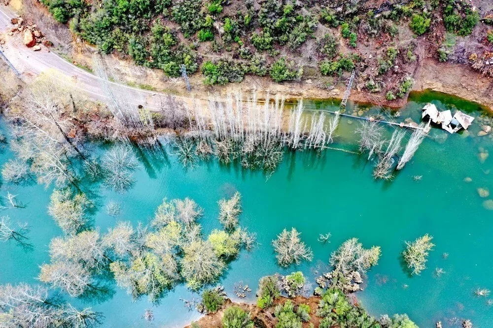 Depremin ardından kaydedilen heyelan doğal gölet oluşturdu