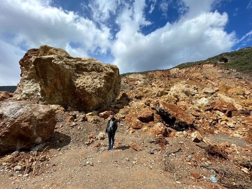 Depremin ardından kaydedilen heyelan doğal gölet oluşturdu