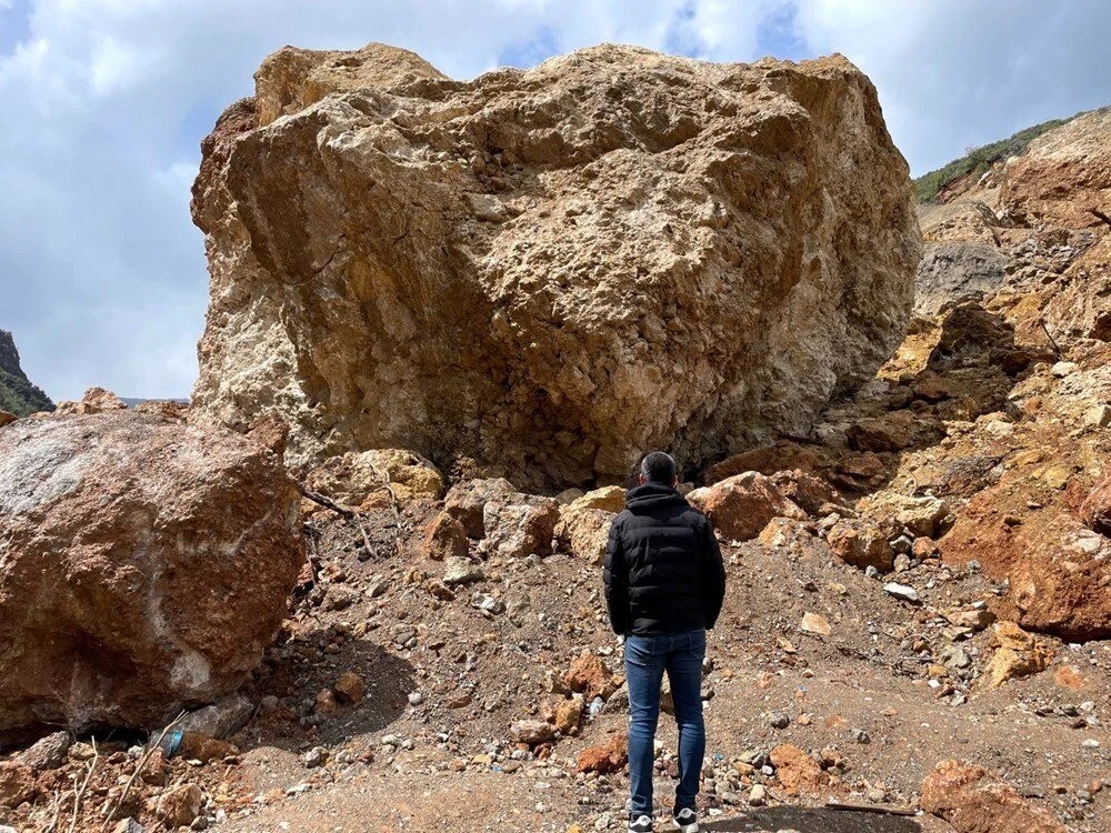 Depremin ardından kaydedilen heyelan doğal gölet oluşturdu