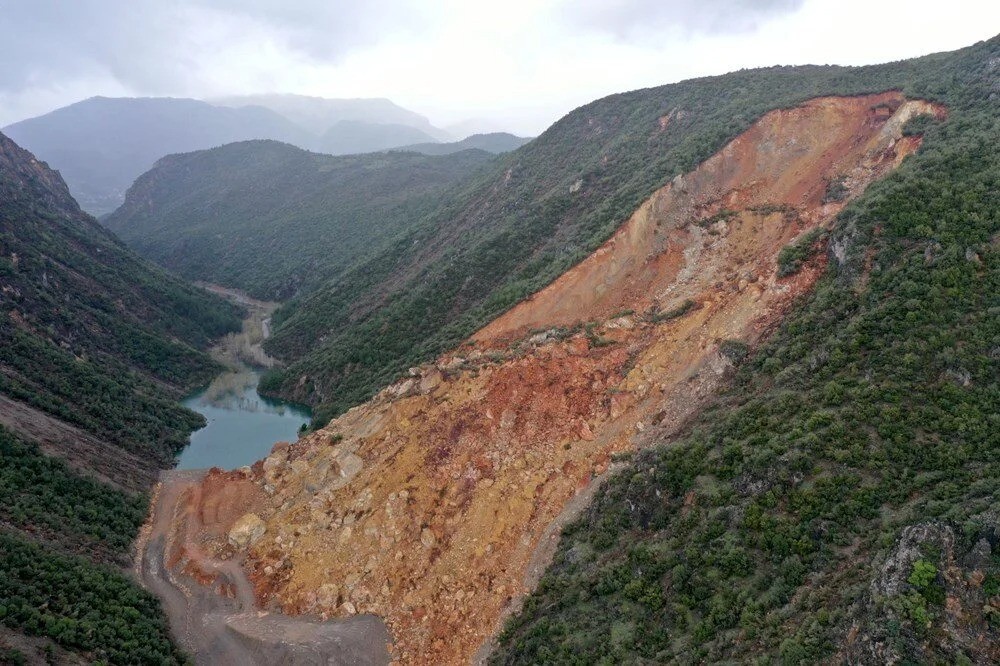 Depremin ardından kaydedilen heyelan doğal gölet oluşturdu