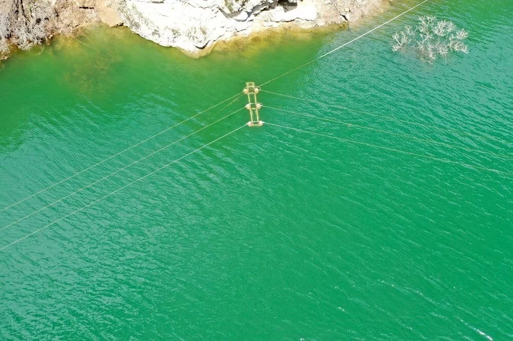 Depremin ardından kaydedilen heyelan doğal gölet oluşturdu