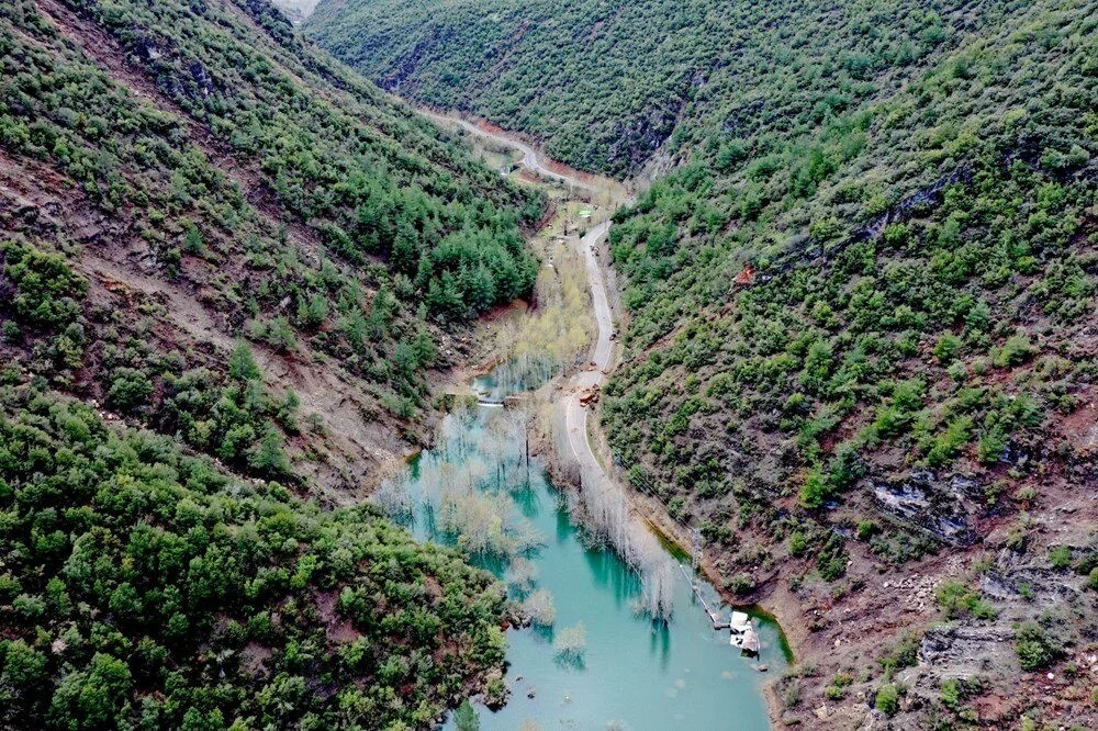 Depremin ardından kaydedilen heyelan doğal gölet oluşturdu