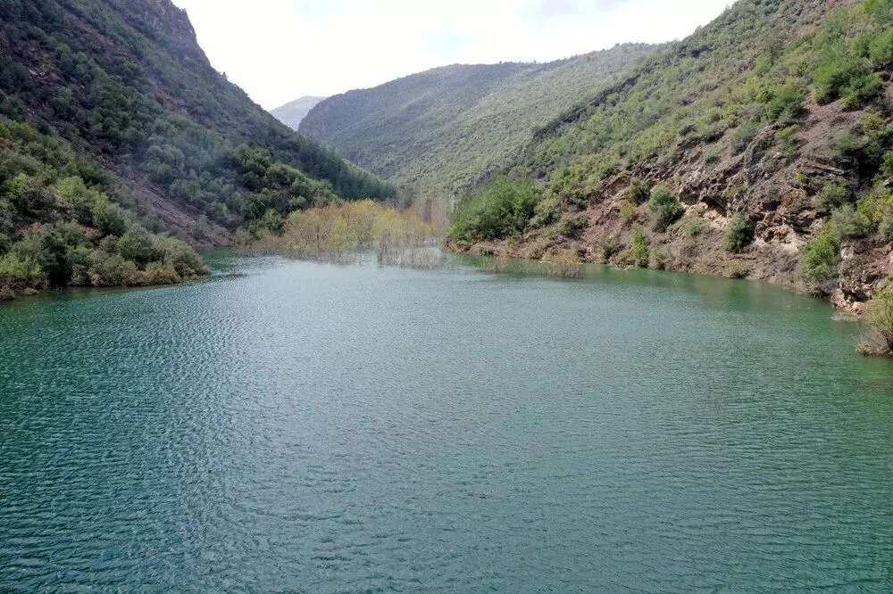 Depremin ardından kaydedilen heyelan doğal gölet oluşturdu