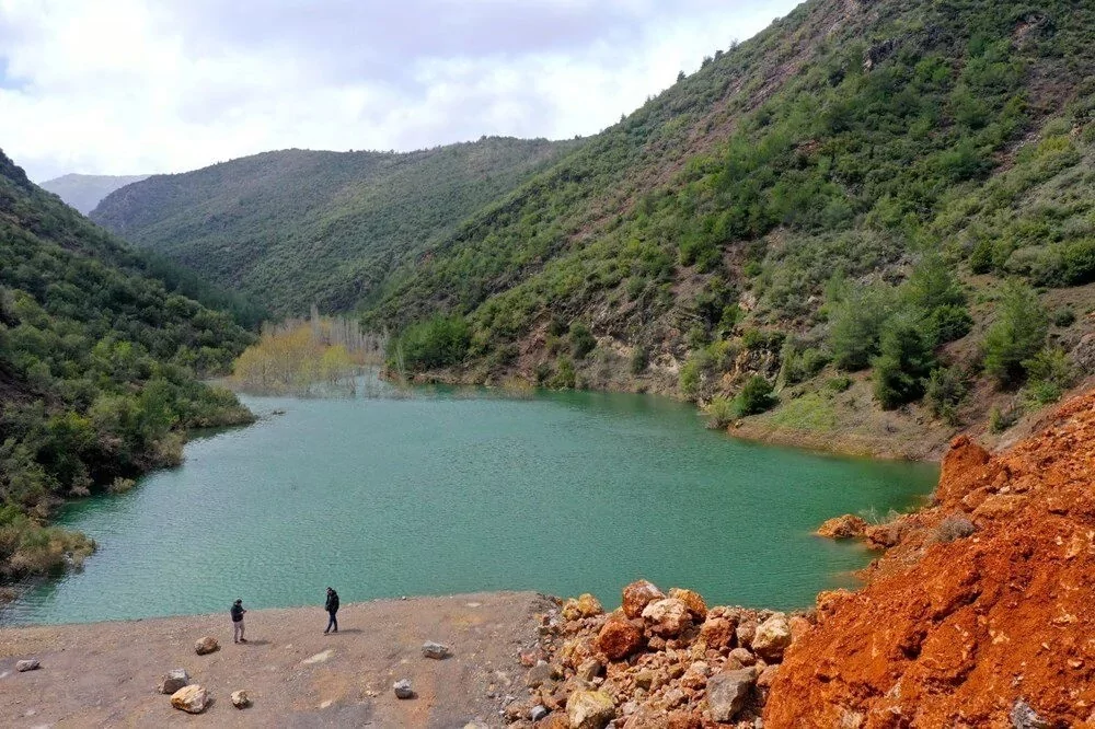 Depremin ardından kaydedilen heyelan doğal gölet oluşturdu