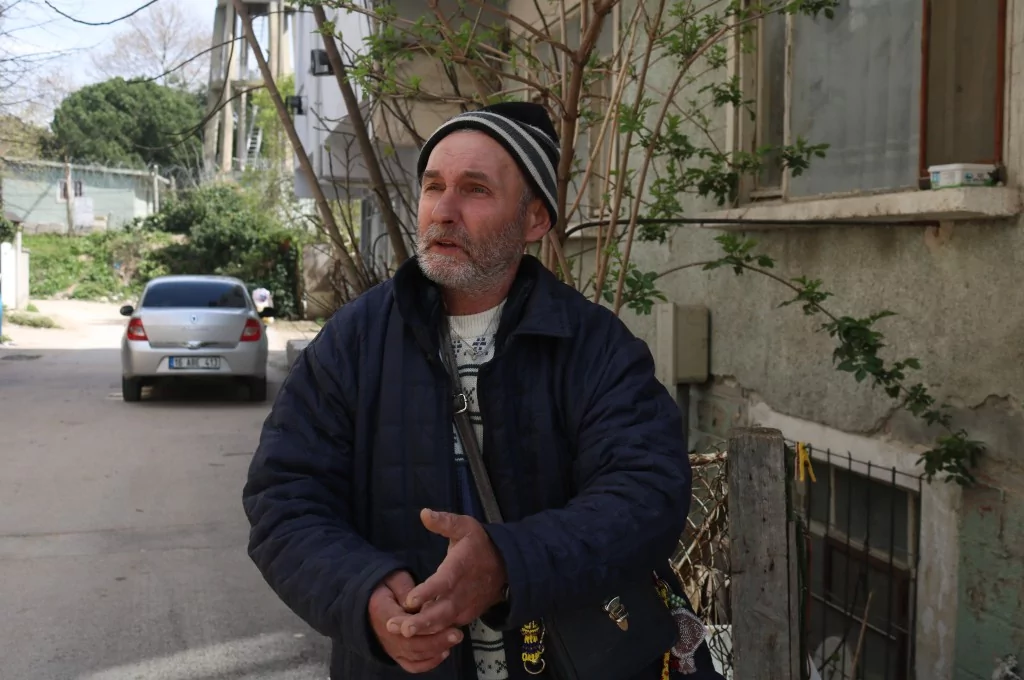 Bursa'da çöp evde yaşayan adam belediyeden yardım istedi