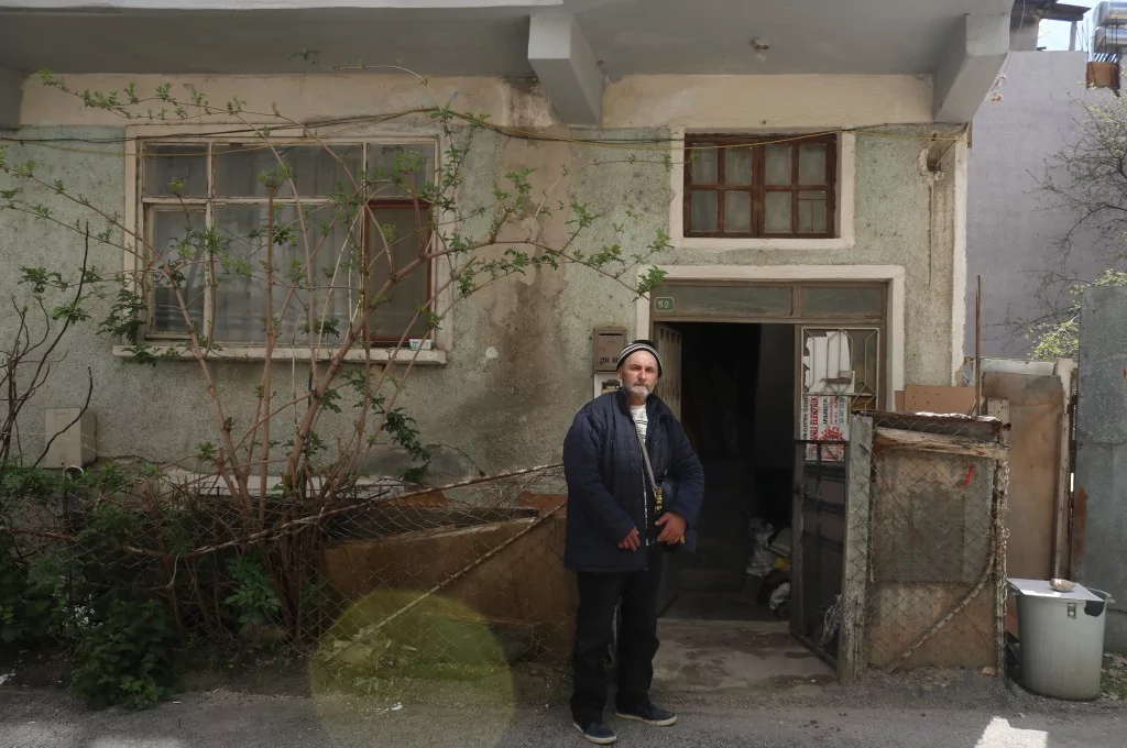 Bursa'da çöp evde yaşayan adam belediyeden yardım istedi