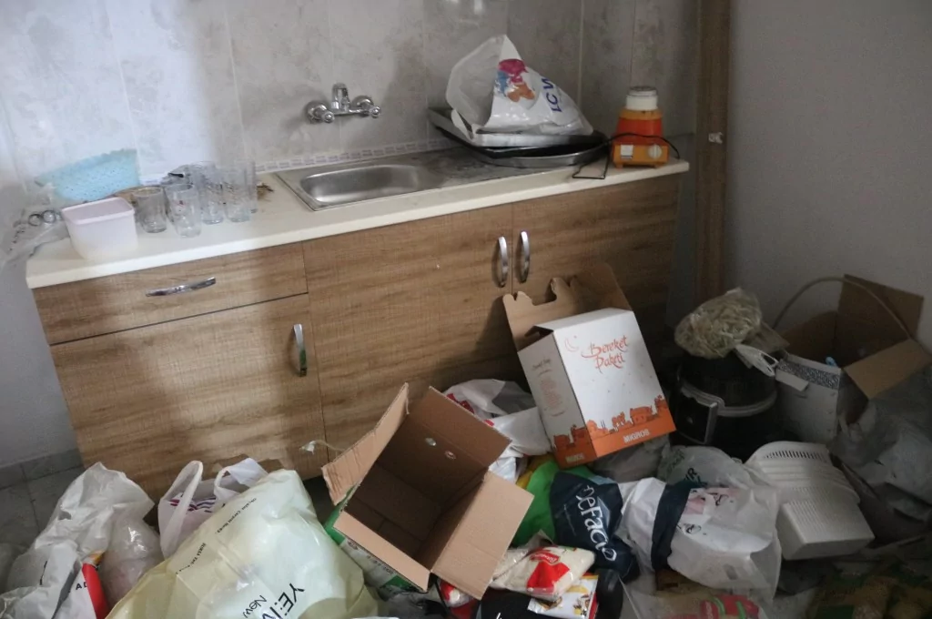 Bursa'da çöp evde yaşayan adam belediyeden yardım istedi