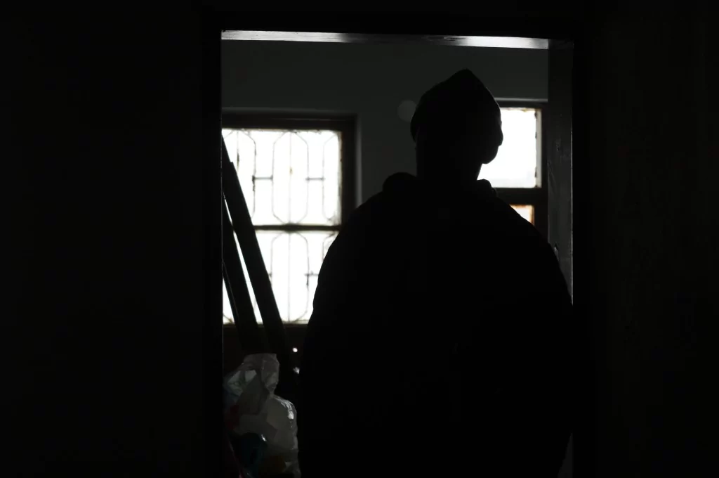 Bursa'da çöp evde yaşayan adam belediyeden yardım istedi