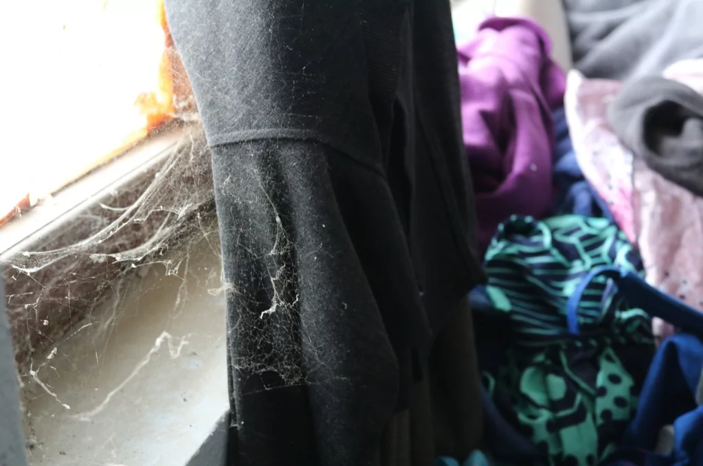 Bursa'da çöp evde yaşayan adam belediyeden yardım istedi