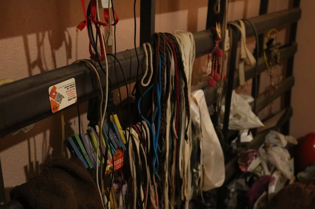 Bursa'da çöp evde yaşayan adam belediyeden yardım istedi