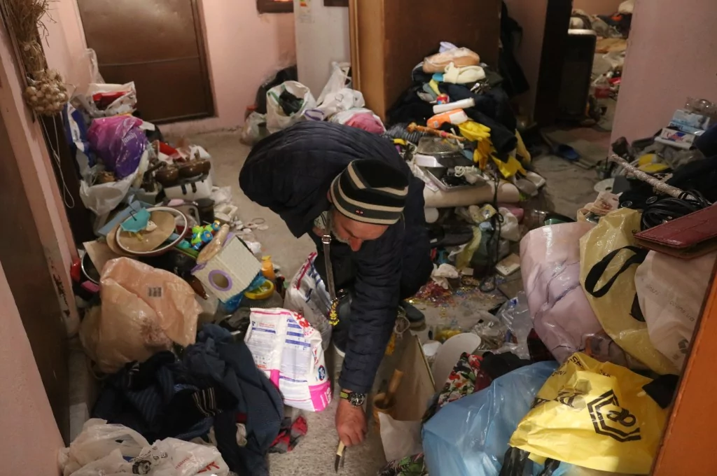 Bursa'da çöp evde yaşayan adam belediyeden yardım istedi