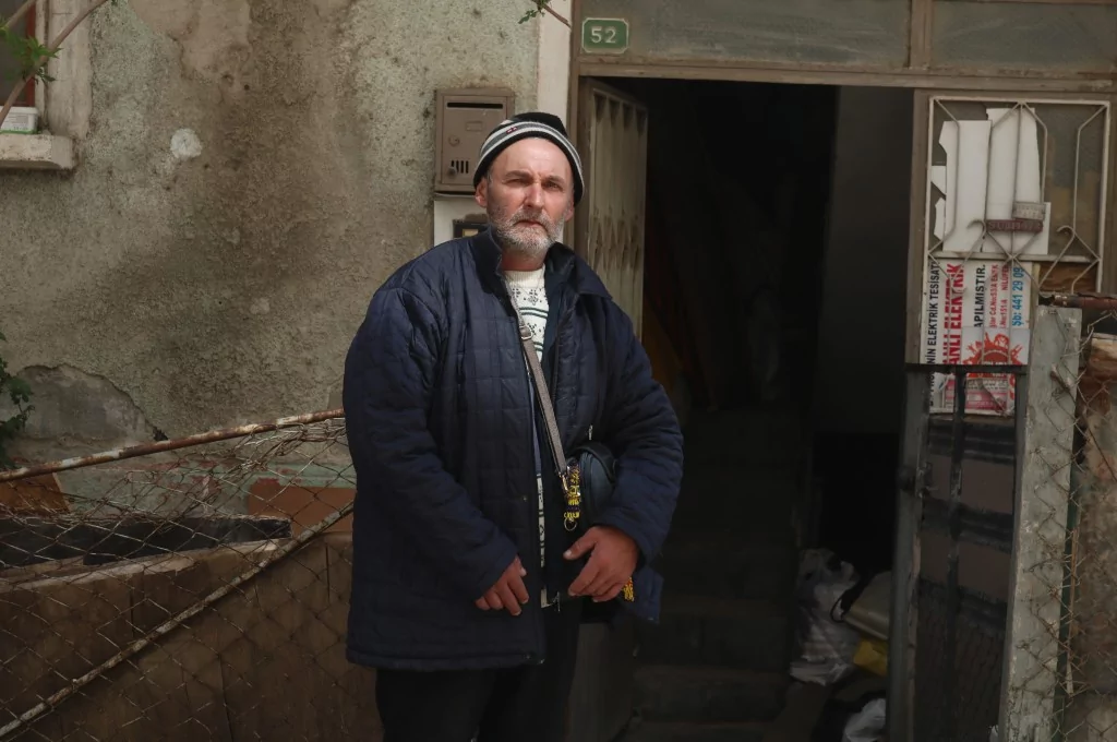 Bursa'da çöp evde yaşayan adam belediyeden yardım istedi