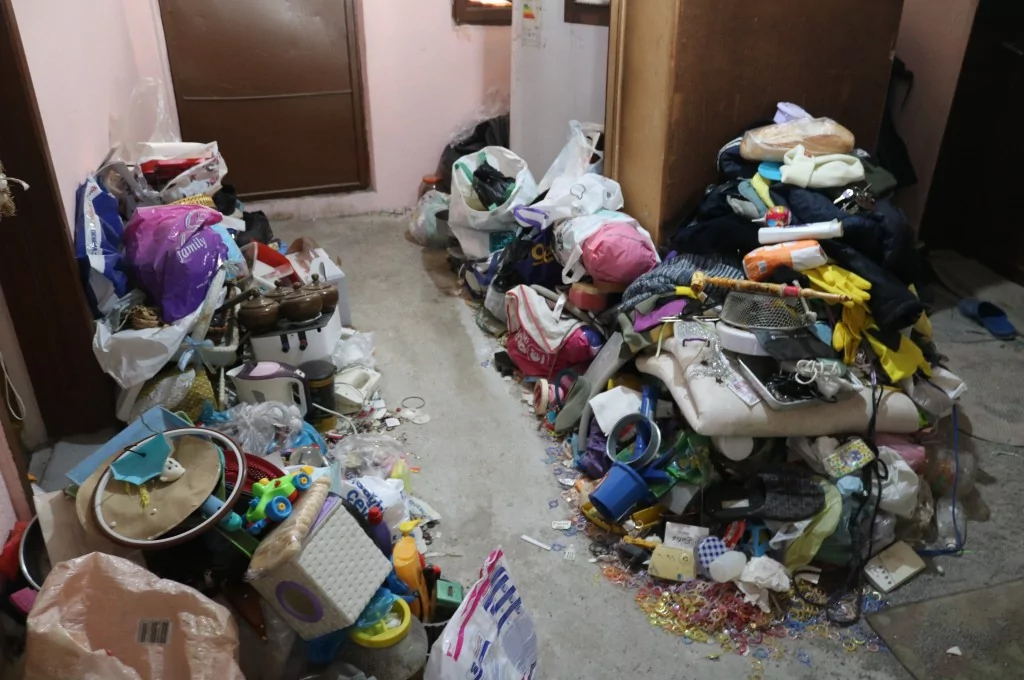 Bursa'da çöp evde yaşayan adam belediyeden yardım istedi