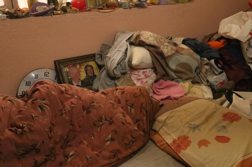 Bursa'da çöp evde yaşayan adam belediyeden yardım istedi