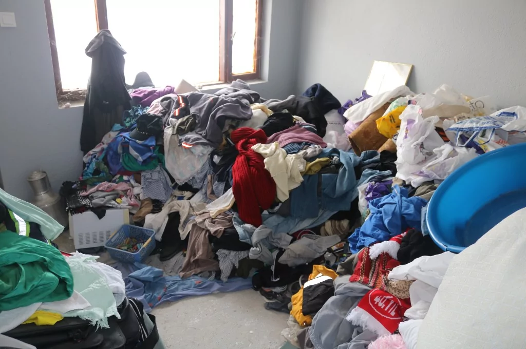 Bursa'da çöp evde yaşayan adam belediyeden yardım istedi