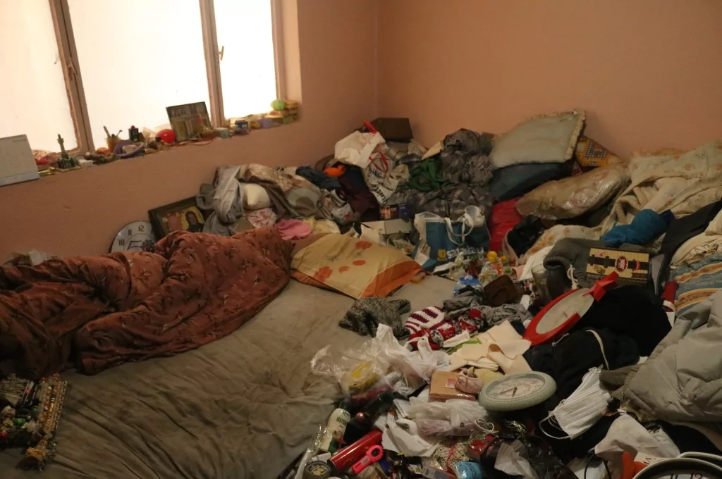 Bursa'da çöp evde yaşayan adam belediyeden yardım istedi