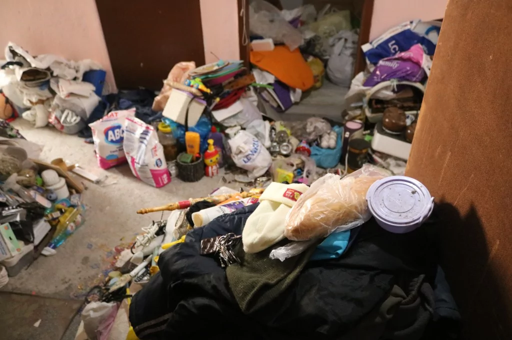 Bursa'da çöp evde yaşayan adam belediyeden yardım istedi