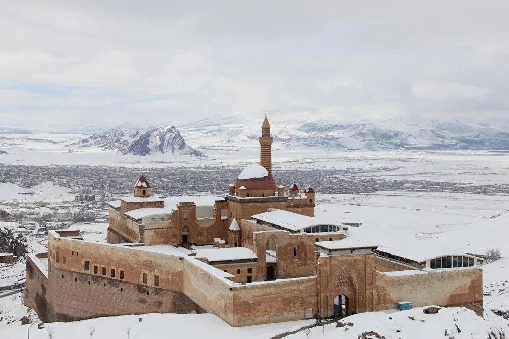 İshak Paşa Sarayı kara büründü