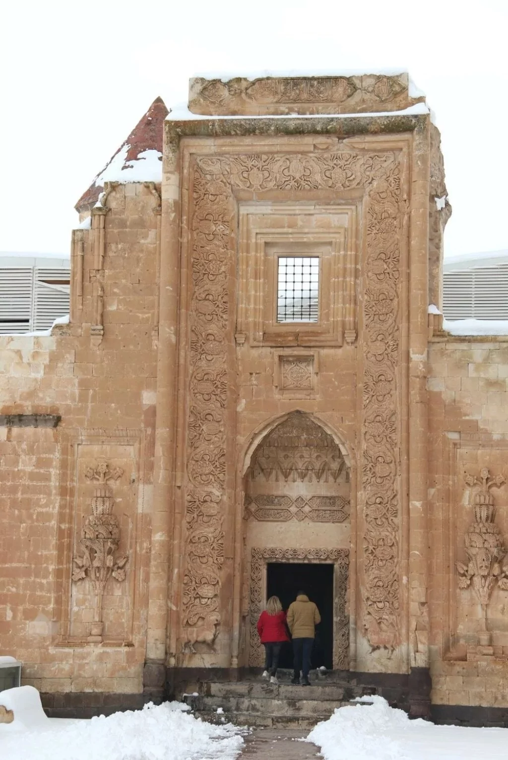 İshak Paşa Sarayı kara büründü