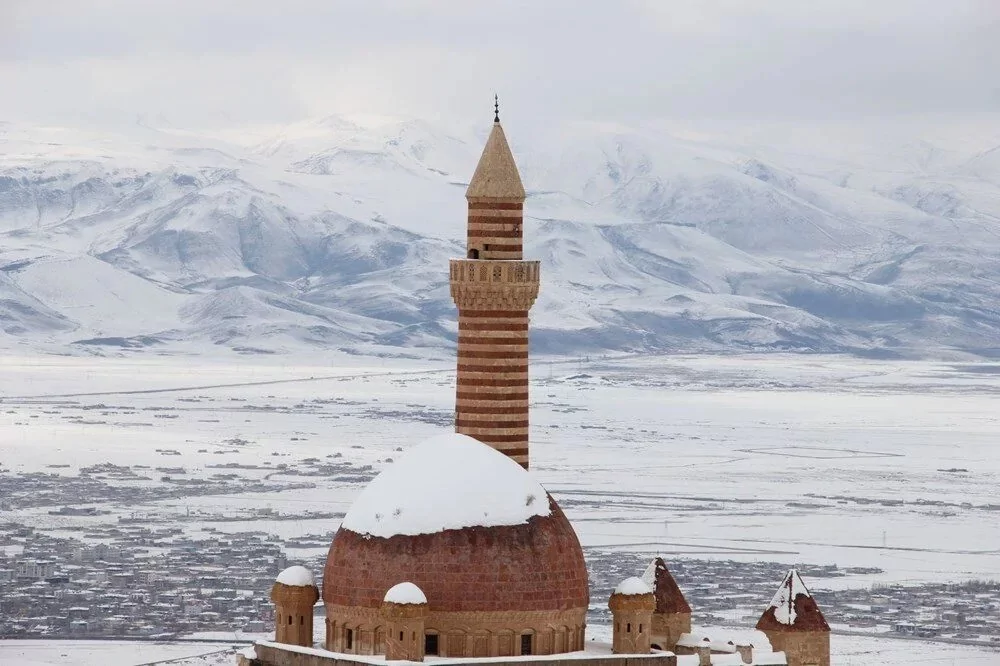 İshak Paşa Sarayı kara büründü