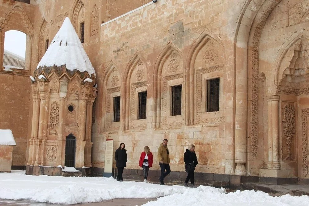 İshak Paşa Sarayı kara büründü
