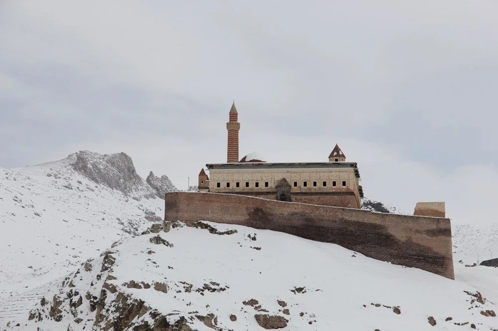 İshak Paşa Sarayı kara büründü