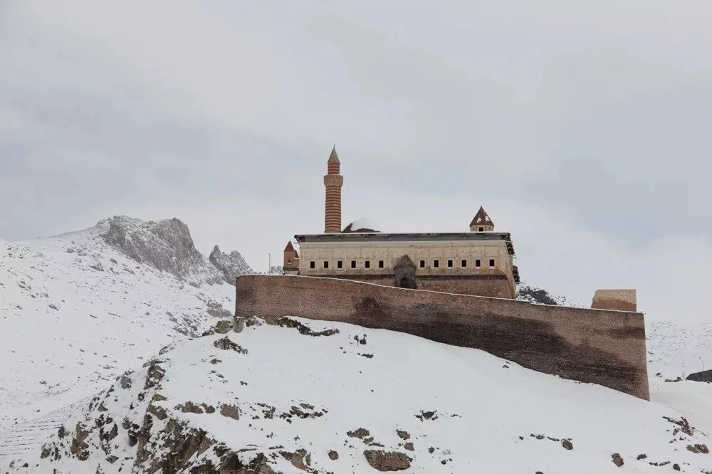 İshak Paşa Sarayı kara büründü