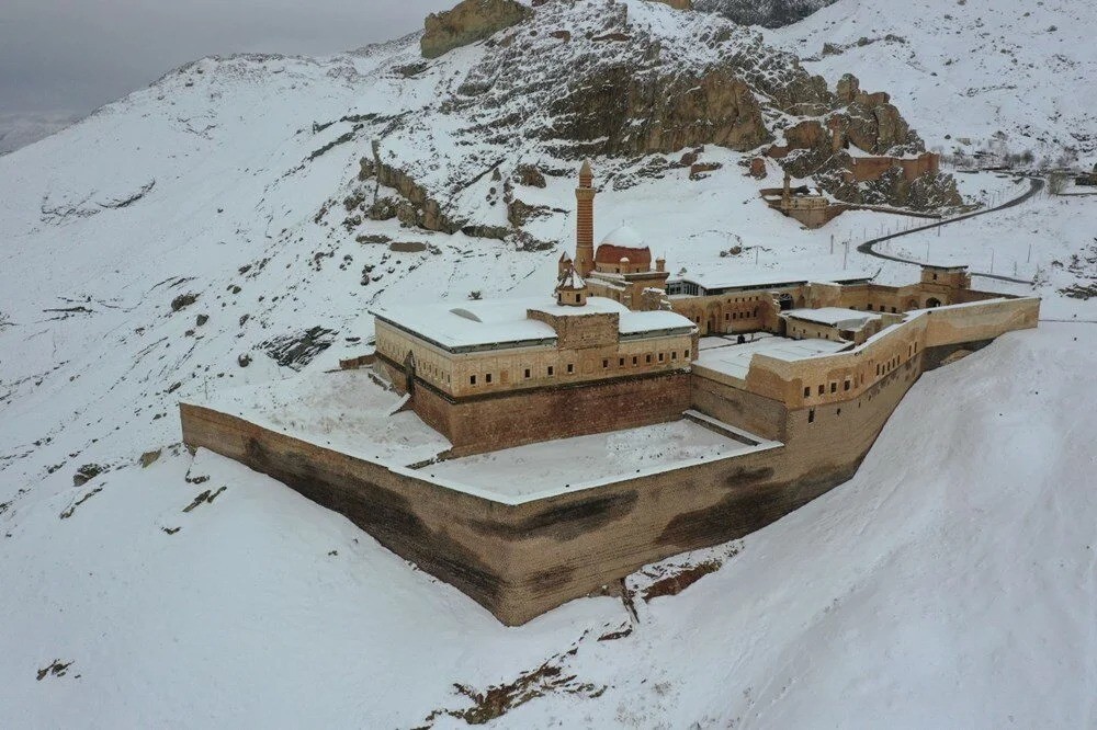 İshak Paşa Sarayı kara büründü