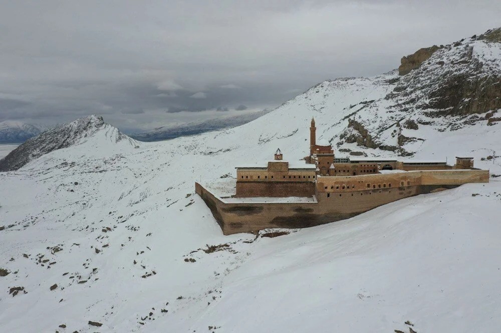 İshak Paşa Sarayı kara büründü