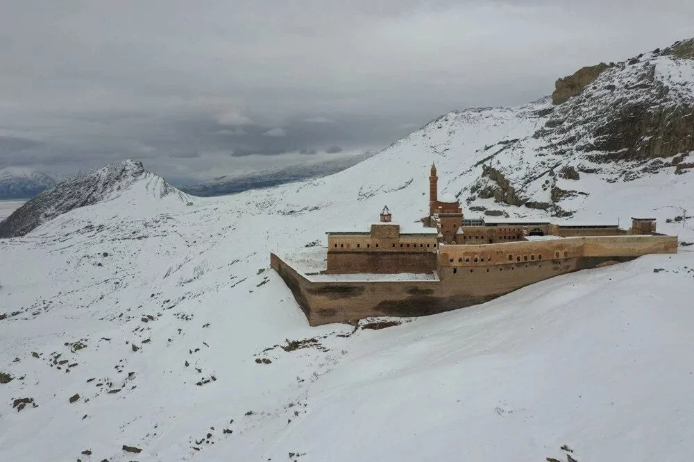 İshak Paşa Sarayı kara büründü