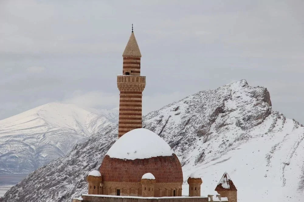 İshak Paşa Sarayı kara büründü