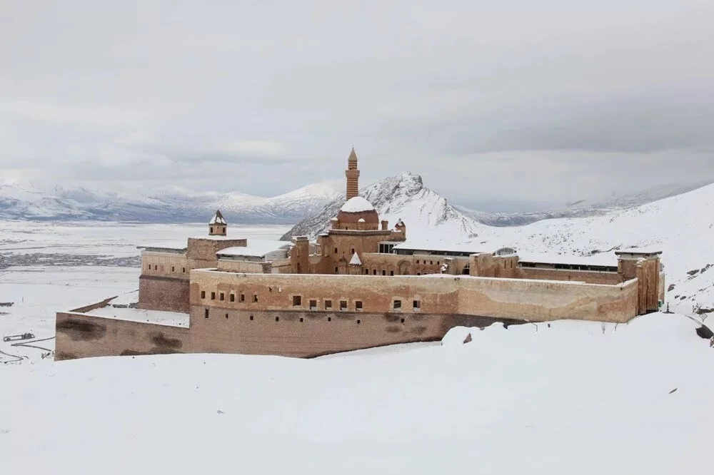 İshak Paşa Sarayı kara büründü