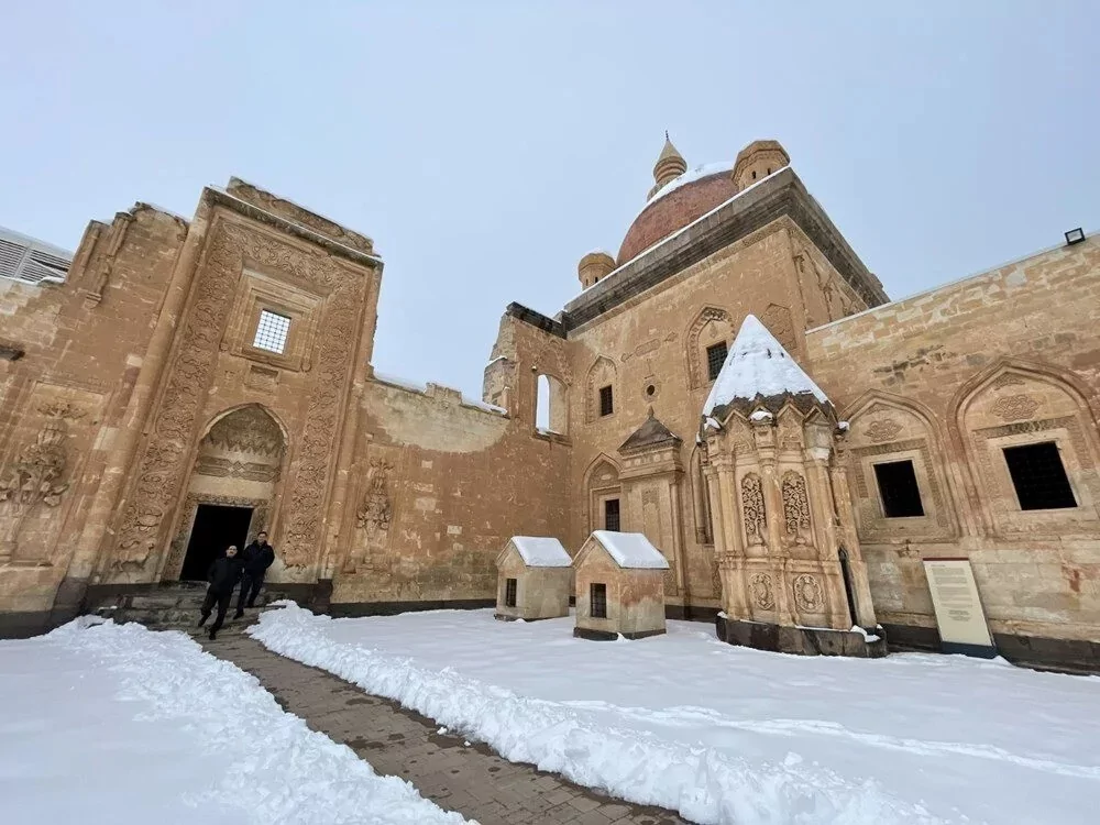 İshak Paşa Sarayı kara büründü