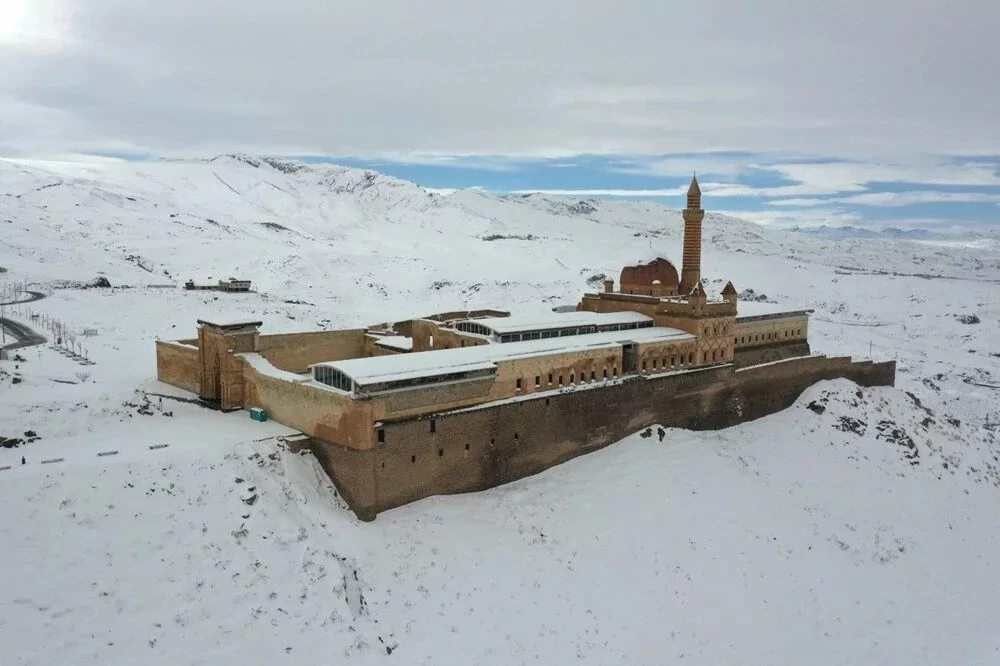 İshak Paşa Sarayı kara büründü