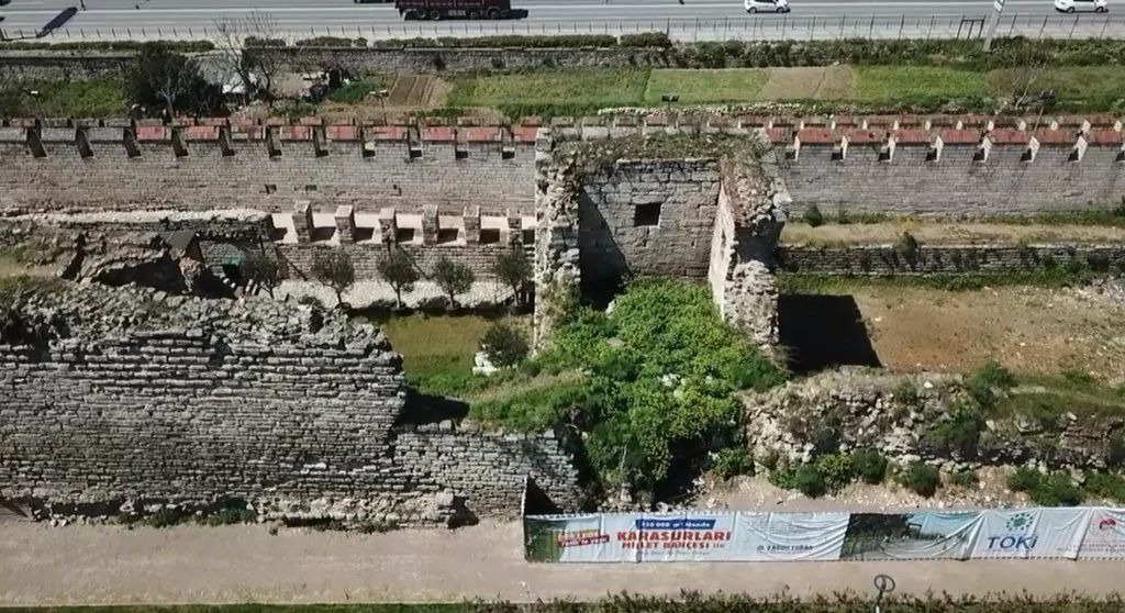 İstanbul surları 'tehlike' altında