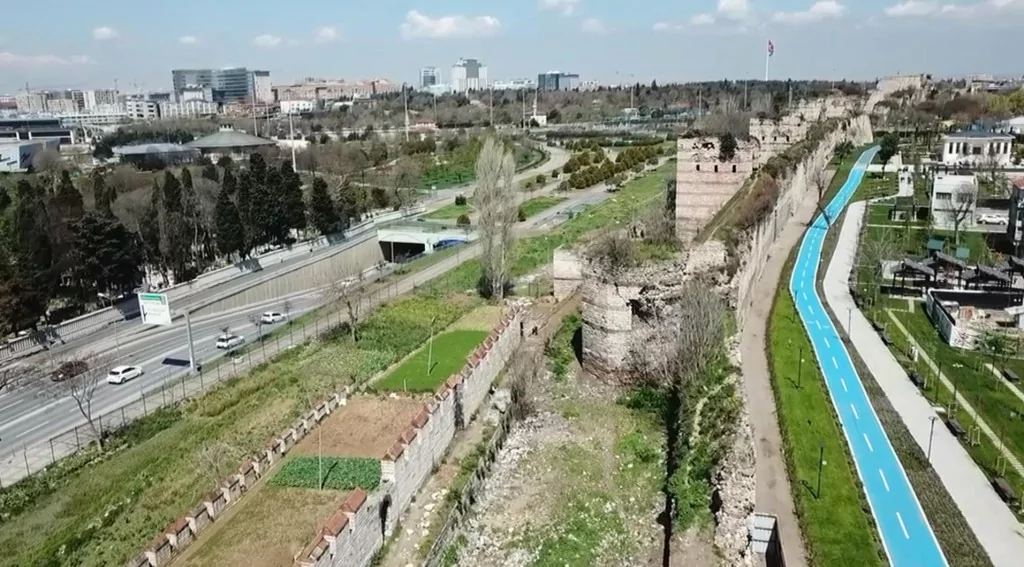 İstanbul surları 'tehlike' altında