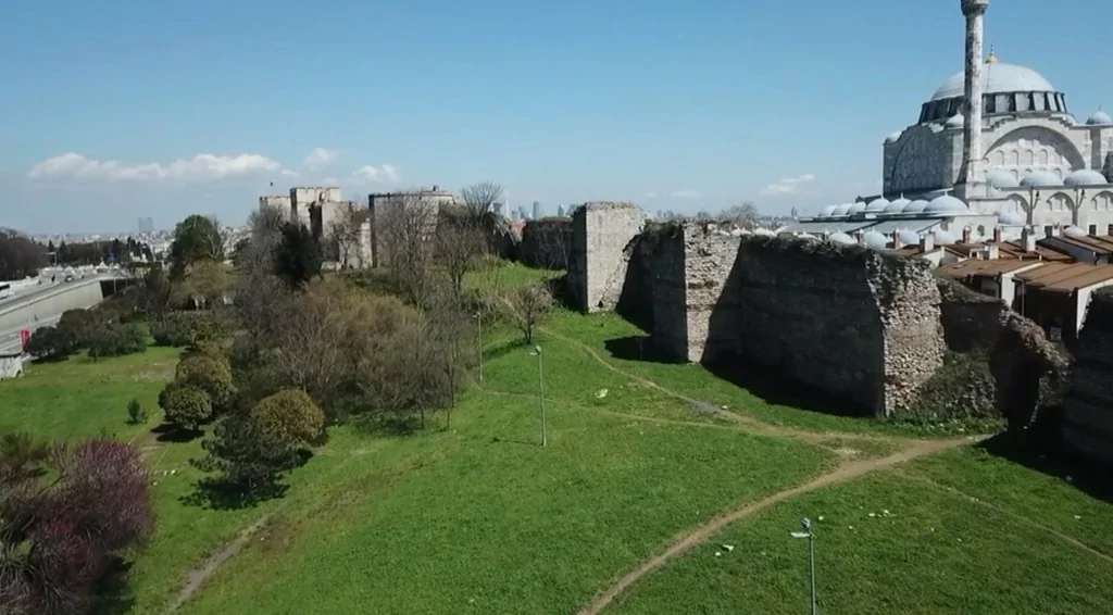 İstanbul surları 'tehlike' altında