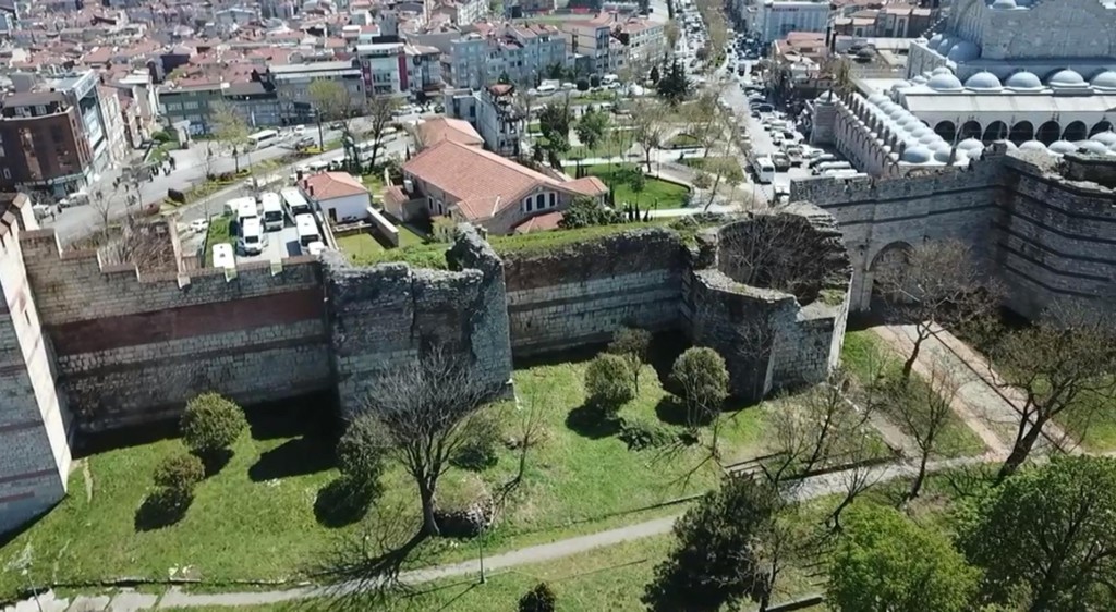 İstanbul surları 'tehlike' altında