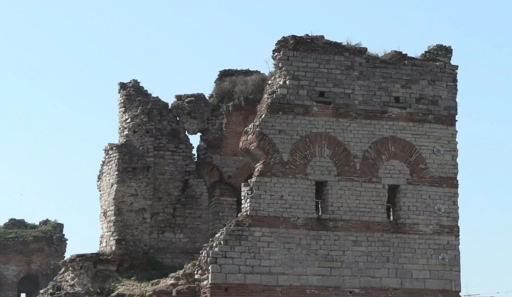 İstanbul surları 'tehlike' altında