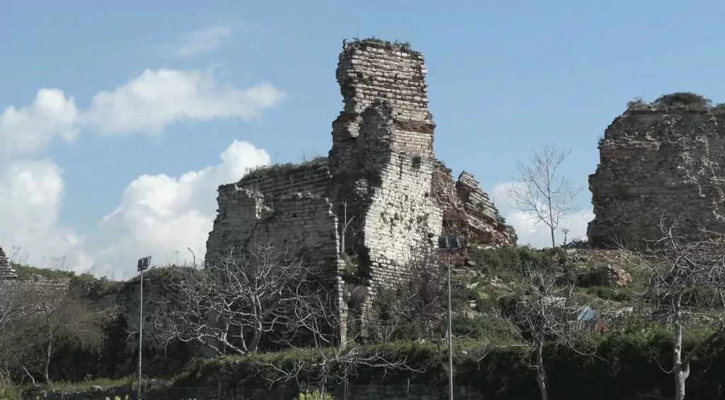 İstanbul surları 'tehlike' altında
