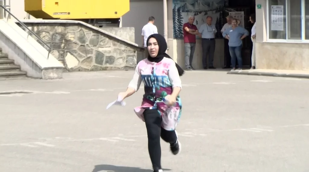 Bursa'dan YKS manzaraları! Geç kalanlar kapıda kaldı